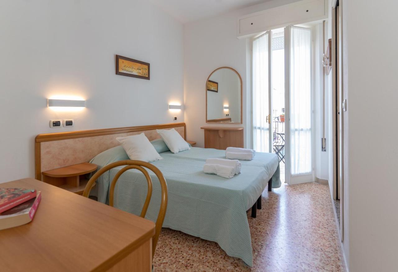 Hotel Greta B&B Rimini Exterior photo