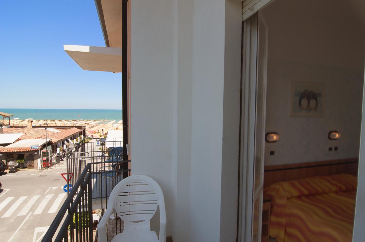 Hotel Greta B&B Rimini Exterior photo